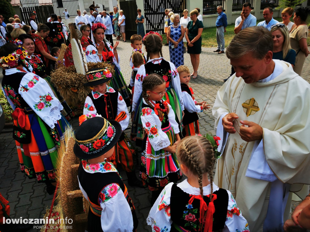 Procesja dożynkowa w łowickiej katedrze.