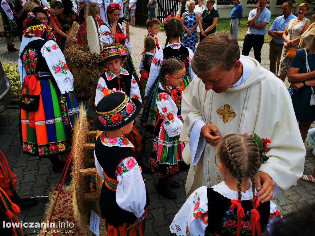 Procesja dożynkowa w łowickiej katedrze.