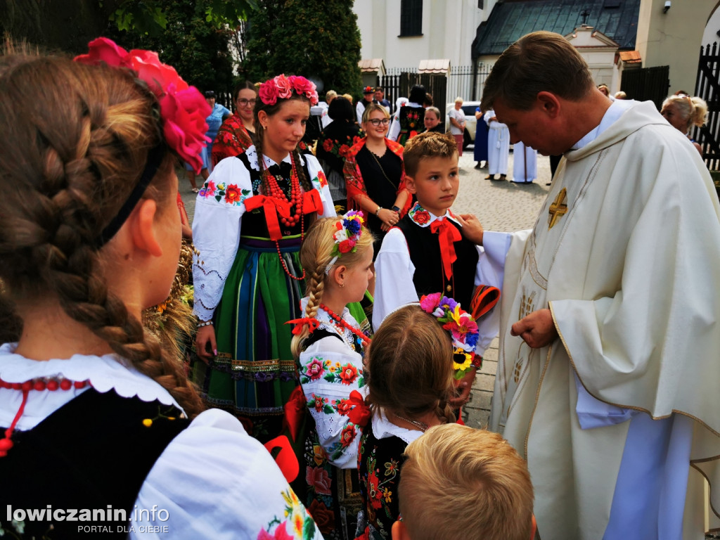 Procesja dożynkowa w łowickiej katedrze.