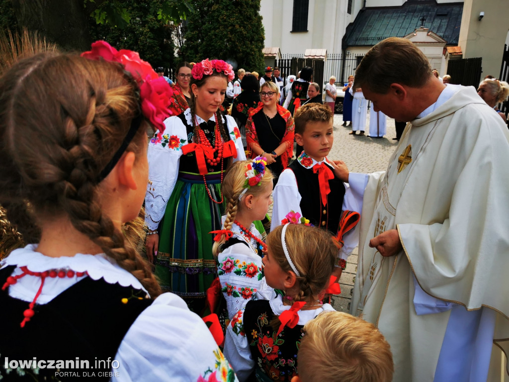 Procesja dożynkowa w łowickiej katedrze.