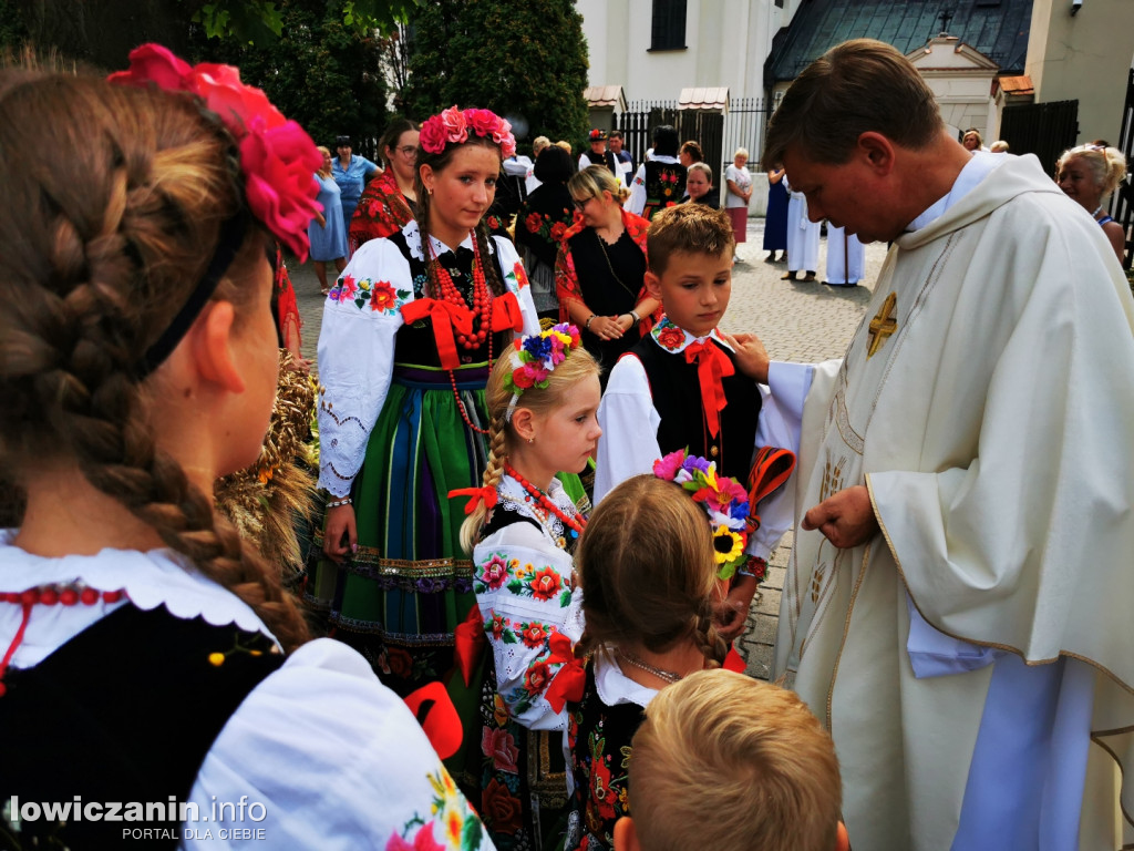 Procesja dożynkowa w łowickiej katedrze.