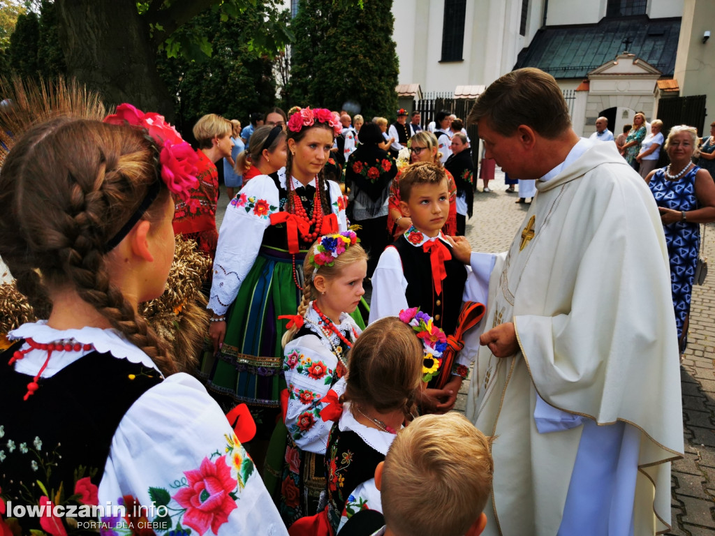 Procesja dożynkowa w łowickiej katedrze.