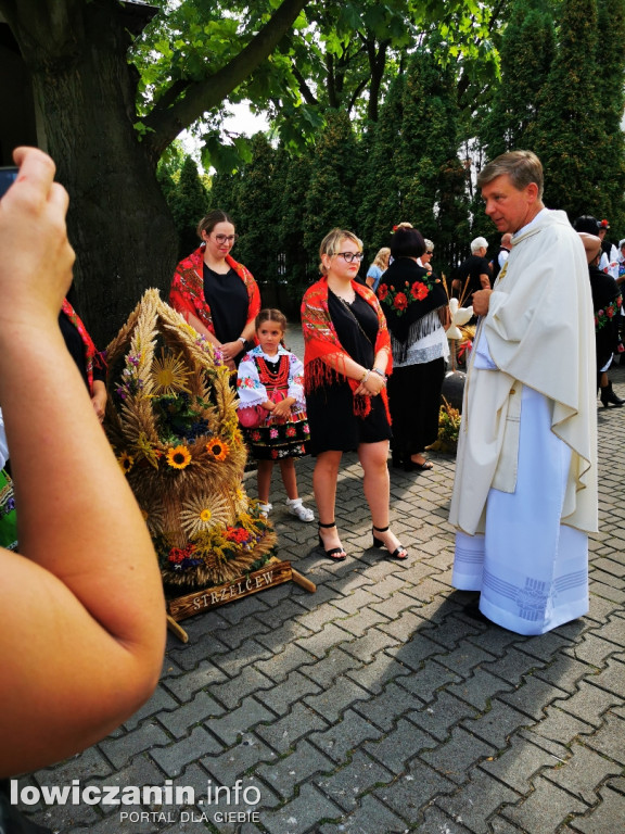 Procesja dożynkowa w łowickiej katedrze.