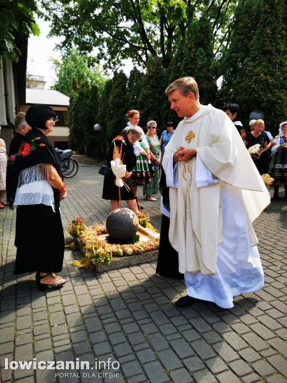 Procesja dożynkowa w łowickiej katedrze.