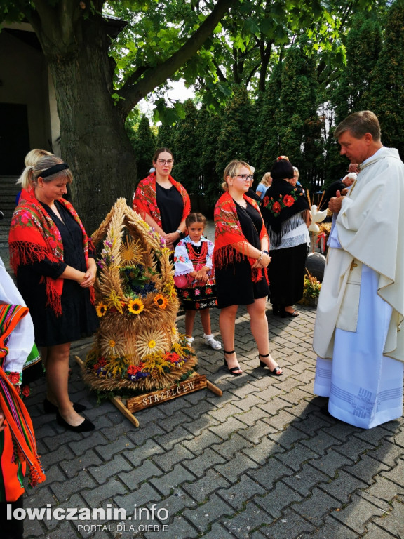 Procesja dożynkowa w łowickiej katedrze.