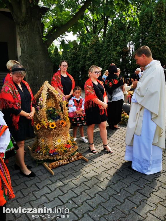 Procesja dożynkowa w łowickiej katedrze.