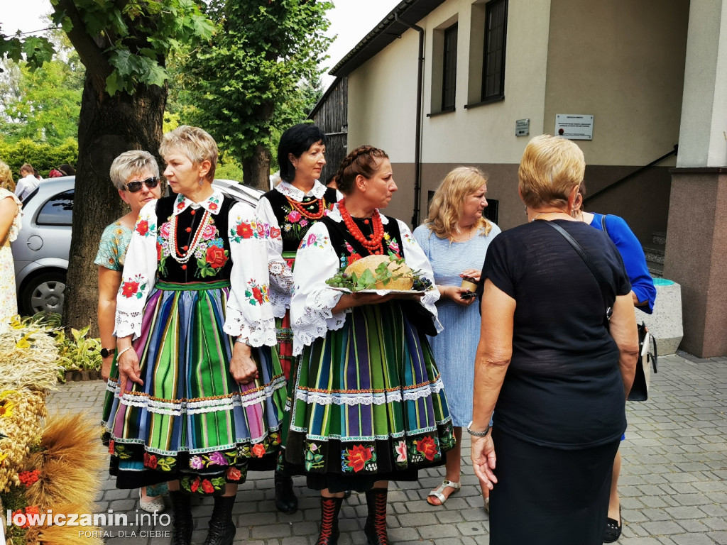 Procesja dożynkowa w łowickiej katedrze.