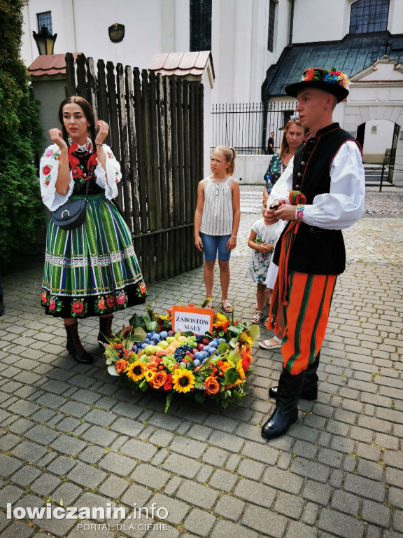 Procesja dożynkowa w łowickiej katedrze.