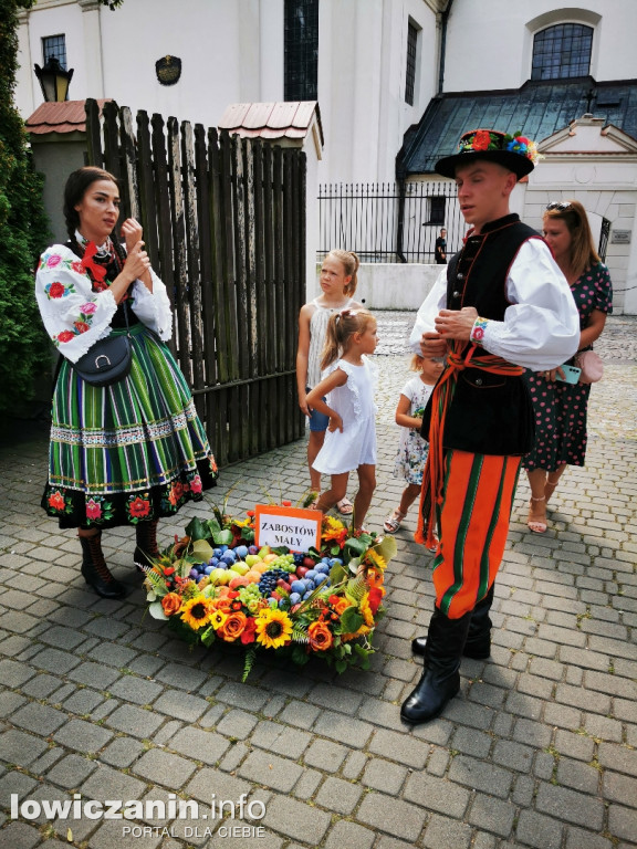 Procesja dożynkowa w łowickiej katedrze.