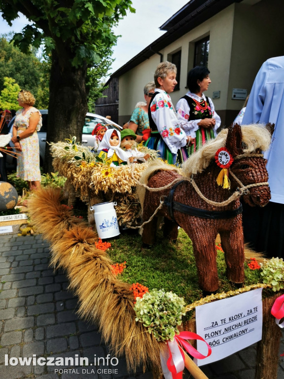 Procesja dożynkowa w łowickiej katedrze.