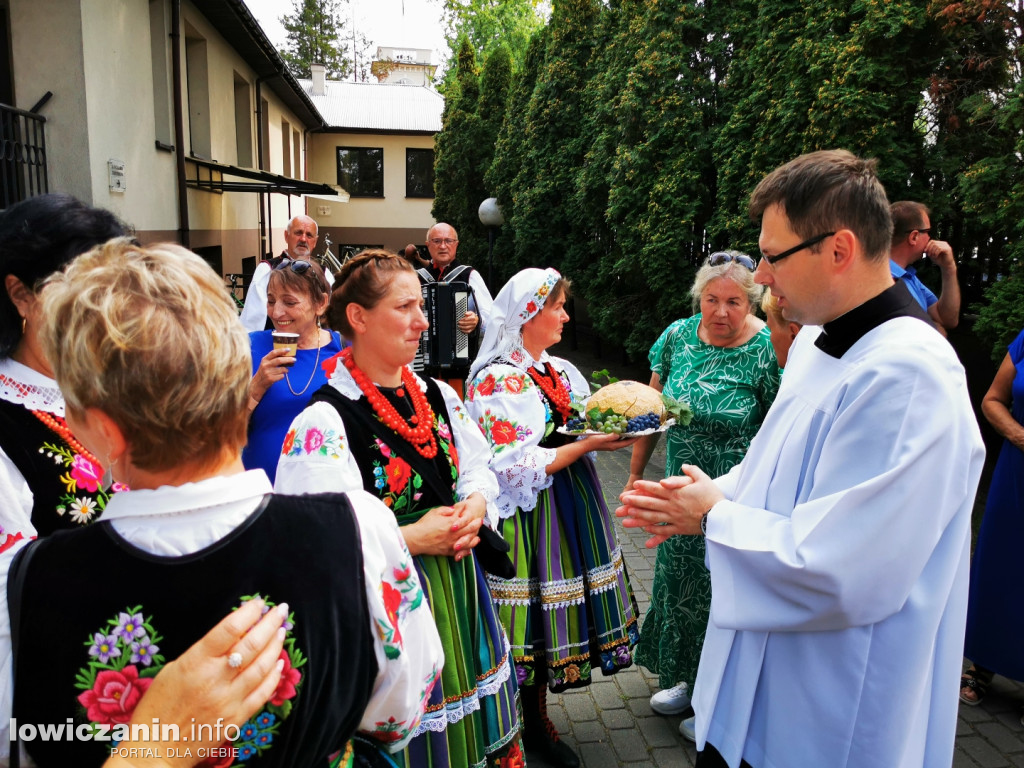 Procesja dożynkowa w łowickiej katedrze.