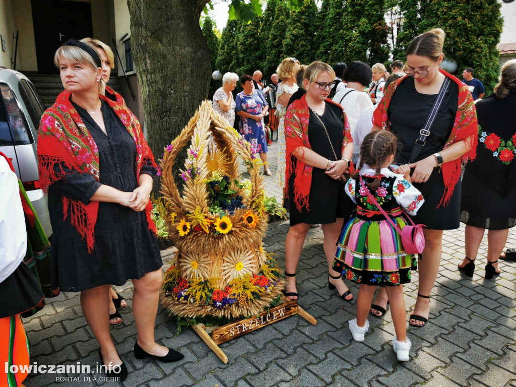 Procesja dożynkowa w łowickiej katedrze.