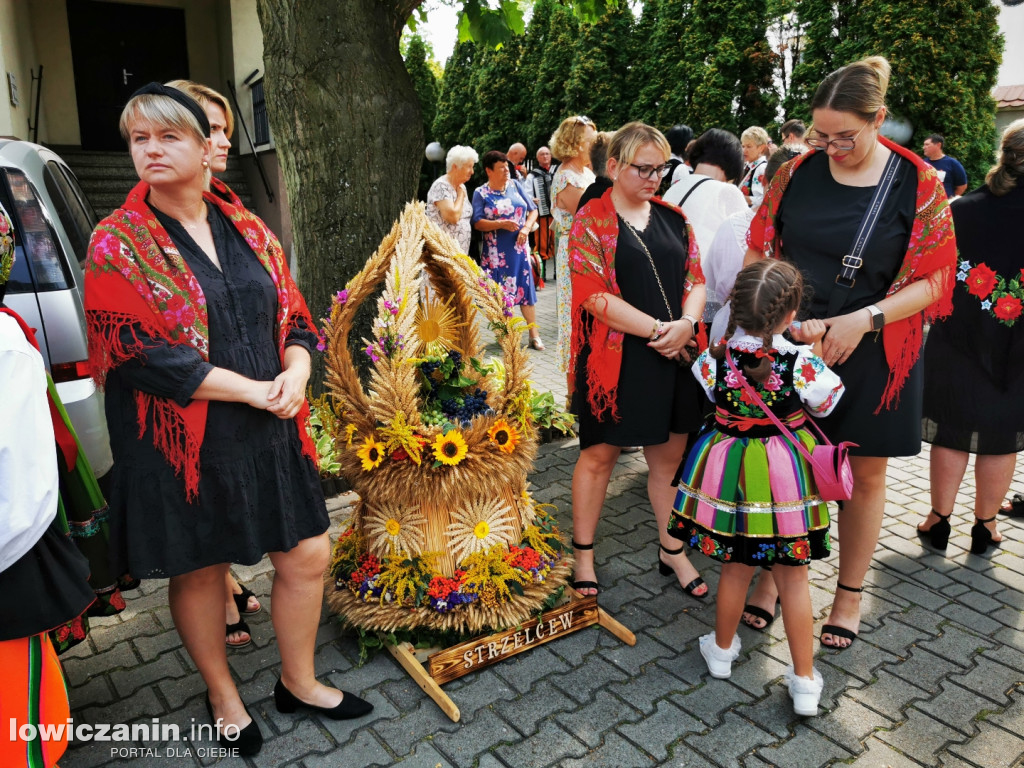 Procesja dożynkowa w łowickiej katedrze.
