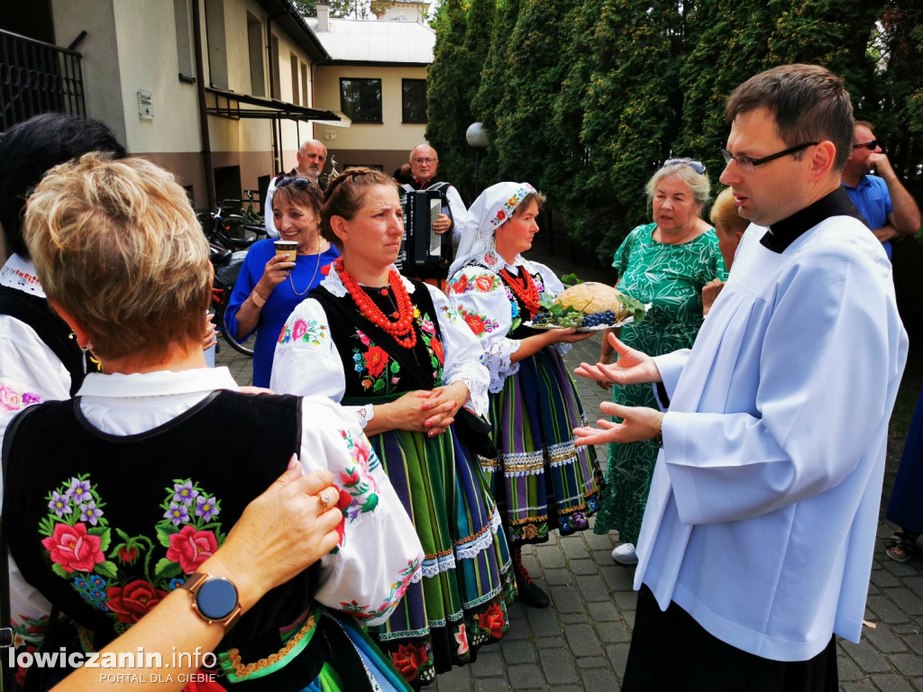 Procesja dożynkowa w łowickiej katedrze.