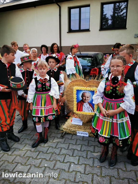 Procesja dożynkowa w łowickiej katedrze.