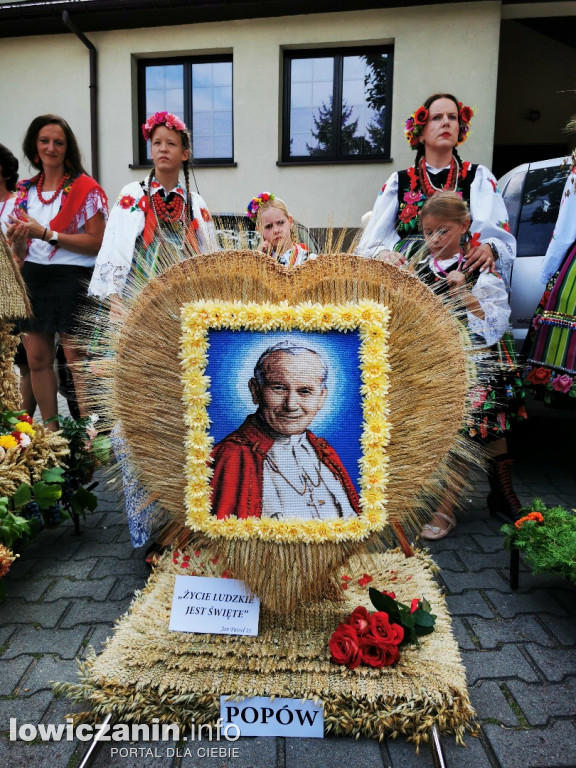 Procesja dożynkowa w łowickiej katedrze.