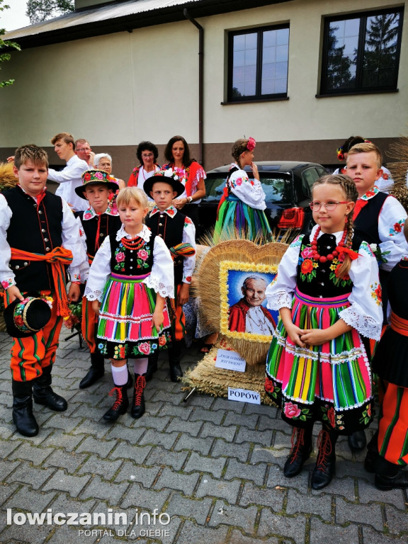 Procesja dożynkowa w łowickiej katedrze.