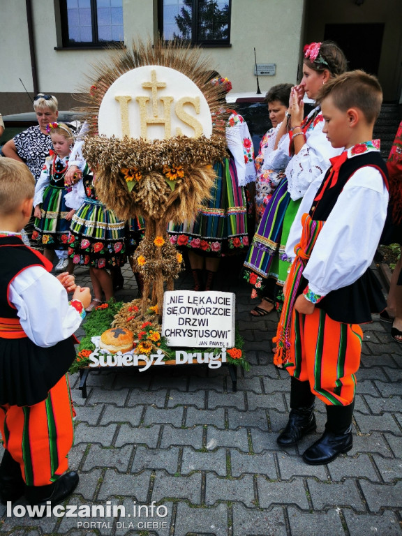 Procesja dożynkowa w łowickiej katedrze.