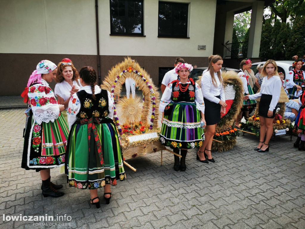 Procesja dożynkowa w łowickiej katedrze.