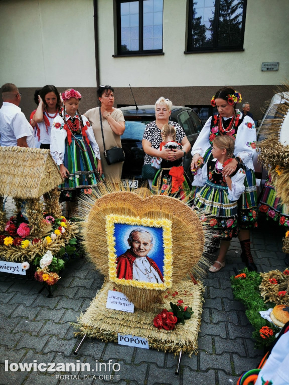 Procesja dożynkowa w łowickiej katedrze.