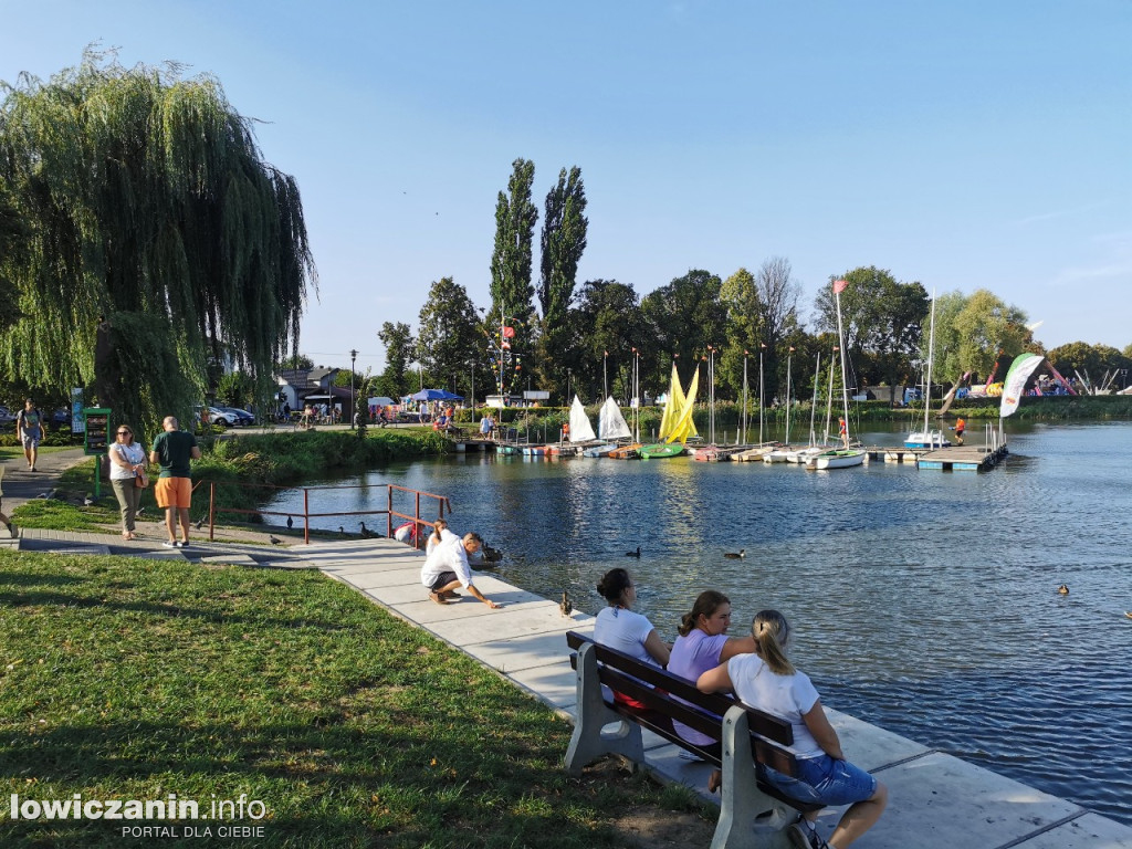 Upalne Święto Głowna nad zalewem Mrożyczka