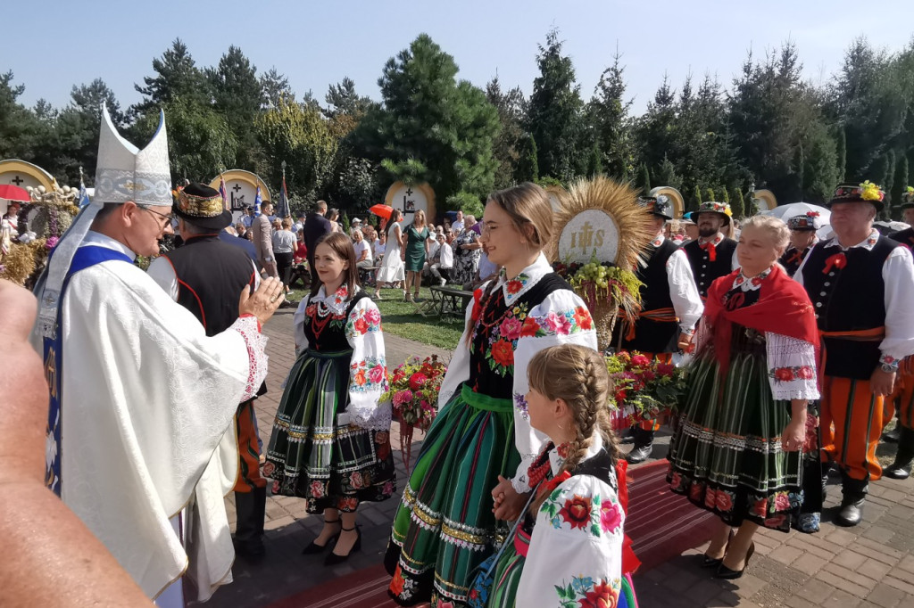 Uroczysta msza święta przy Sanktuarium w Domaniewicach.