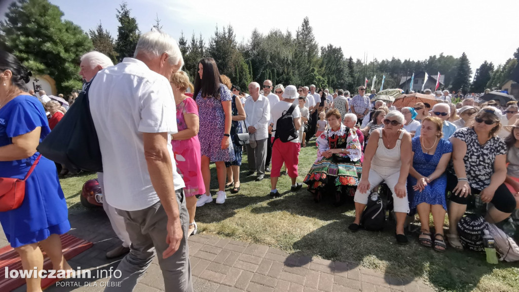 Uroczysta msza święta przy Sanktuarium w Domaniewicach.