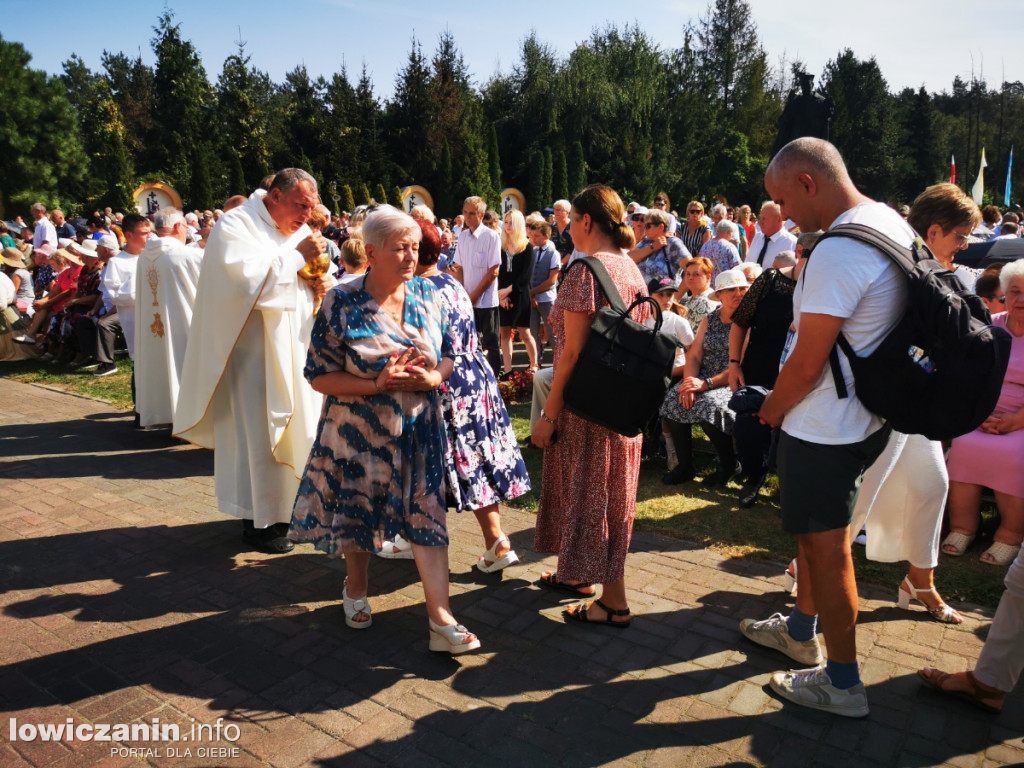 Uroczysta msza święta przy Sanktuarium w Domaniewicach.