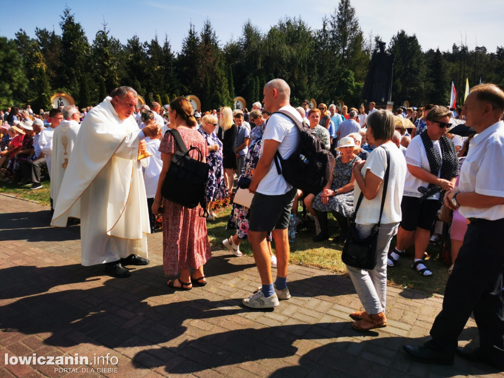 Uroczysta msza święta przy Sanktuarium w Domaniewicach.