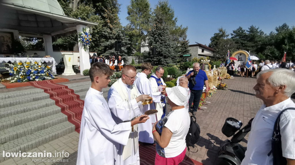 Uroczysta msza święta przy Sanktuarium w Domaniewicach.
