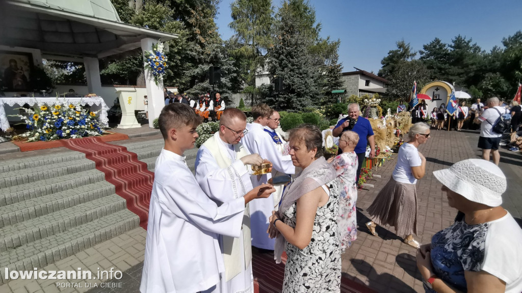 Uroczysta msza święta przy Sanktuarium w Domaniewicach.