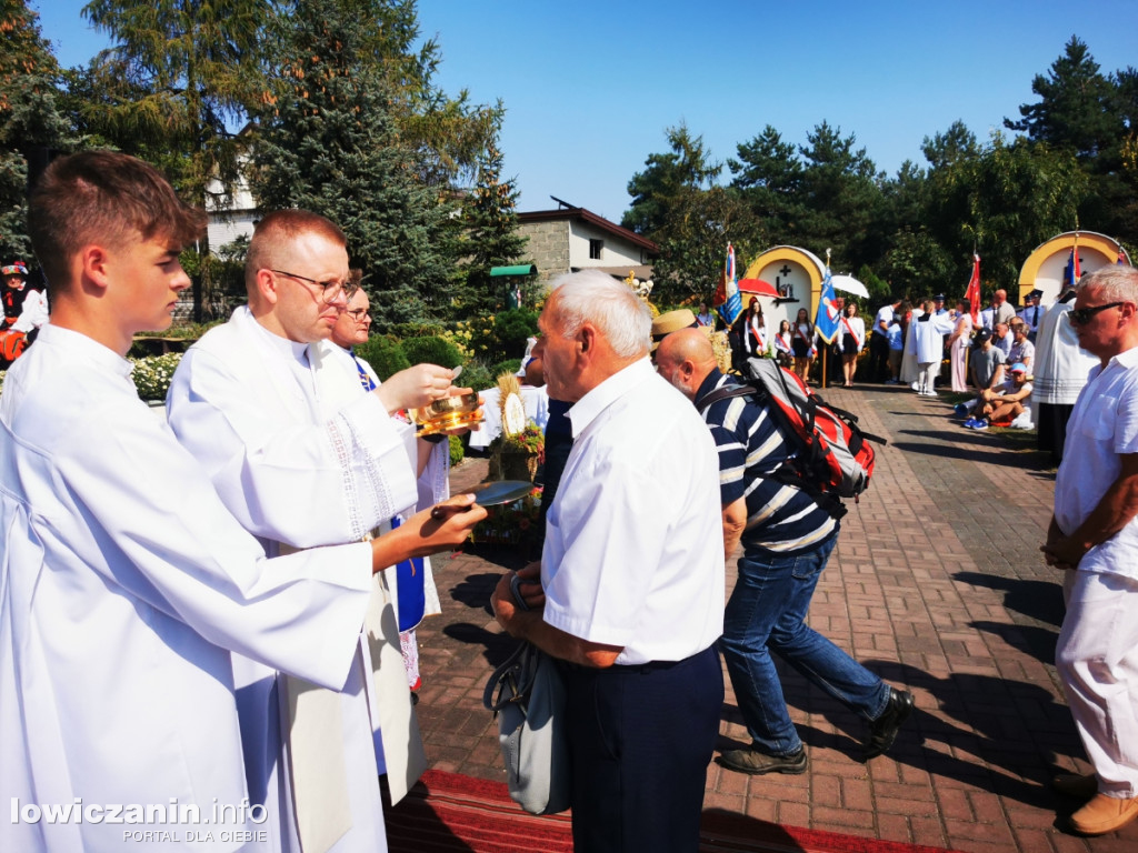 Uroczysta msza święta przy Sanktuarium w Domaniewicach.