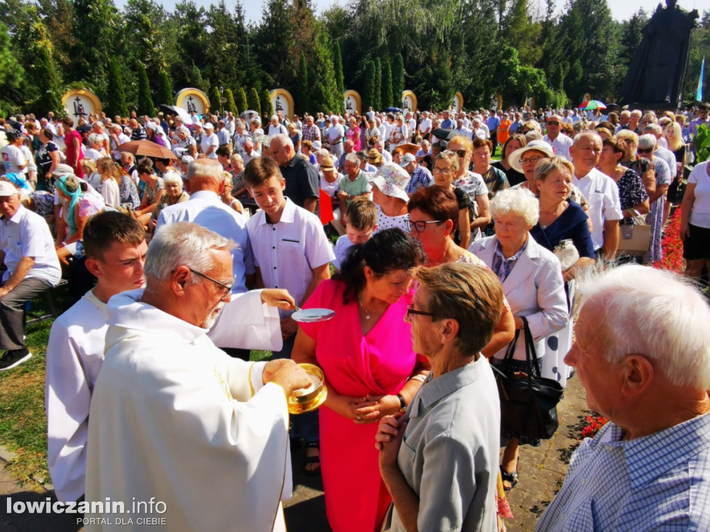 Uroczysta msza święta przy Sanktuarium w Domaniewicach.
