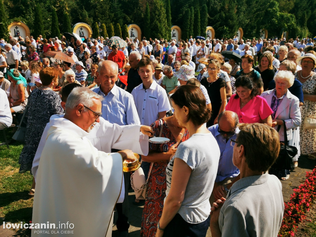 Uroczysta msza święta przy Sanktuarium w Domaniewicach.