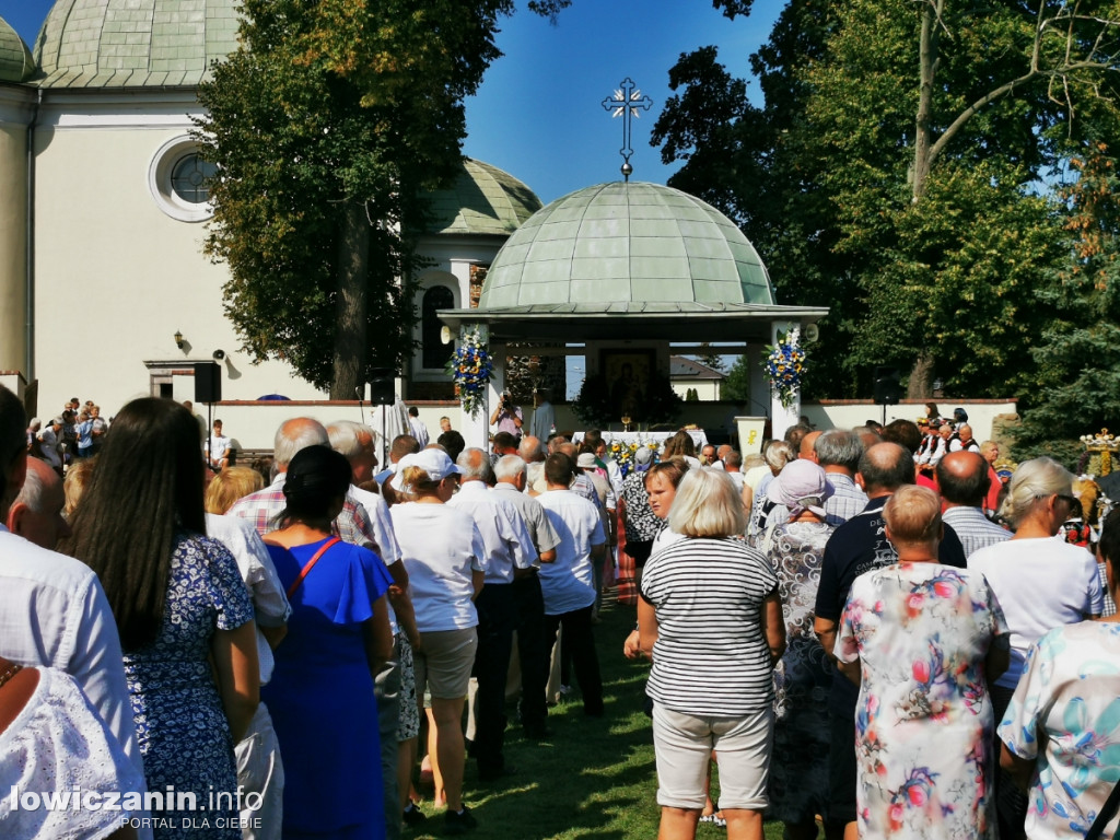 Uroczysta msza święta przy Sanktuarium w Domaniewicach.