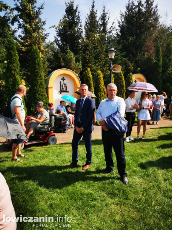 Uroczysta msza święta przy Sanktuarium w Domaniewicach.