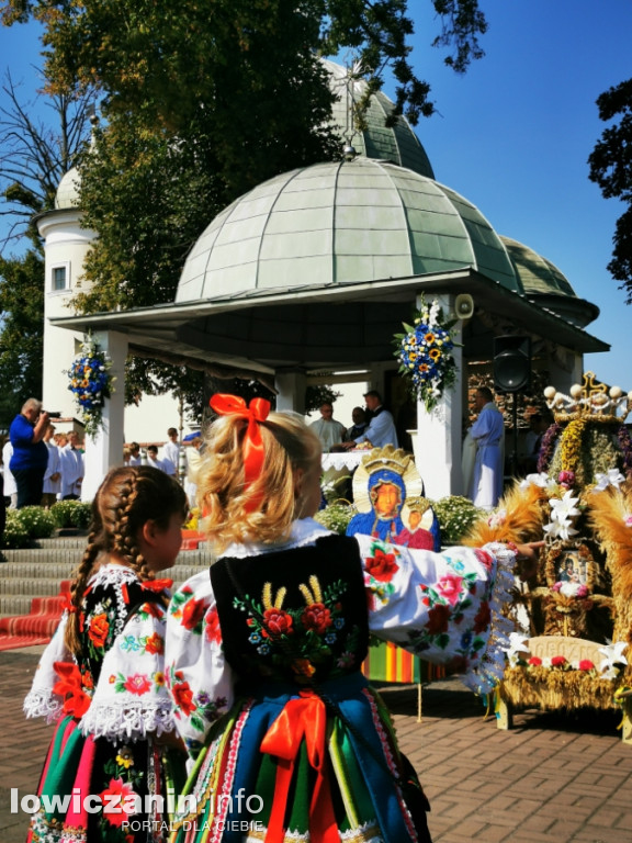 Uroczysta msza święta przy Sanktuarium w Domaniewicach.