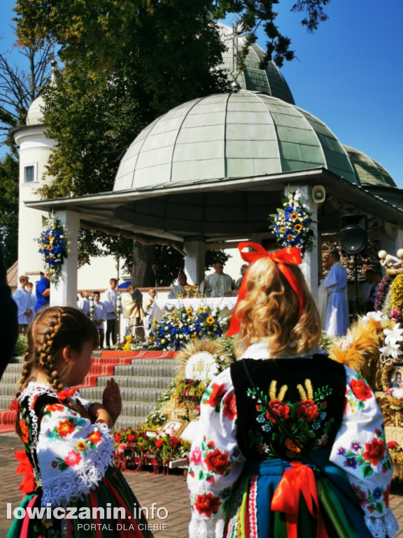 Uroczysta msza święta przy Sanktuarium w Domaniewicach.