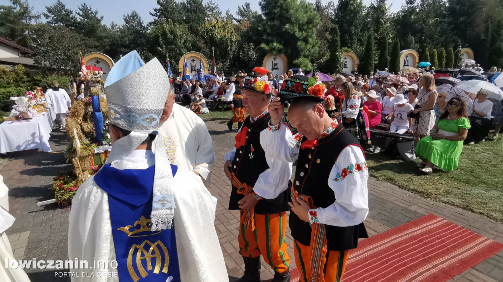 Uroczysta msza święta przy Sanktuarium w Domaniewicach.