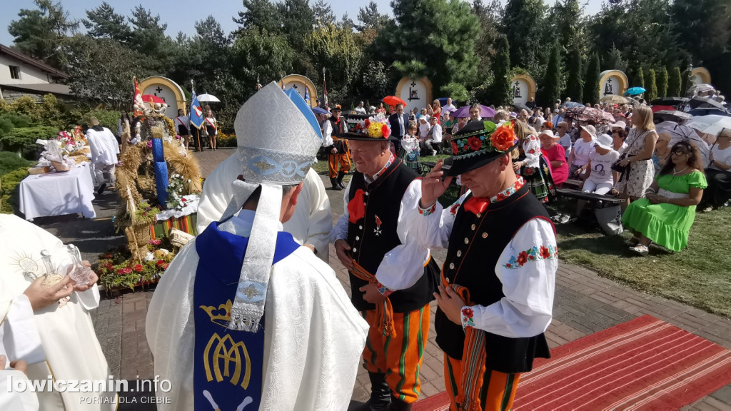 Uroczysta msza święta przy Sanktuarium w Domaniewicach.