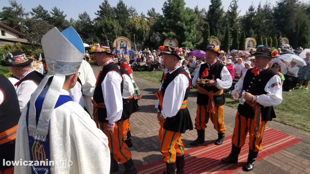 Uroczysta msza święta przy Sanktuarium w Domaniewicach.