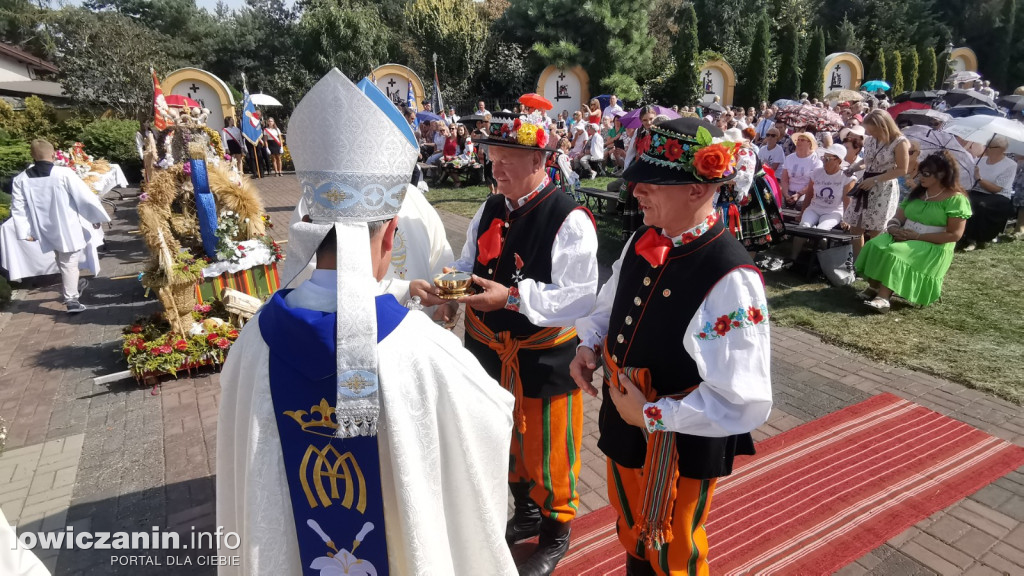 Uroczysta msza święta przy Sanktuarium w Domaniewicach.
