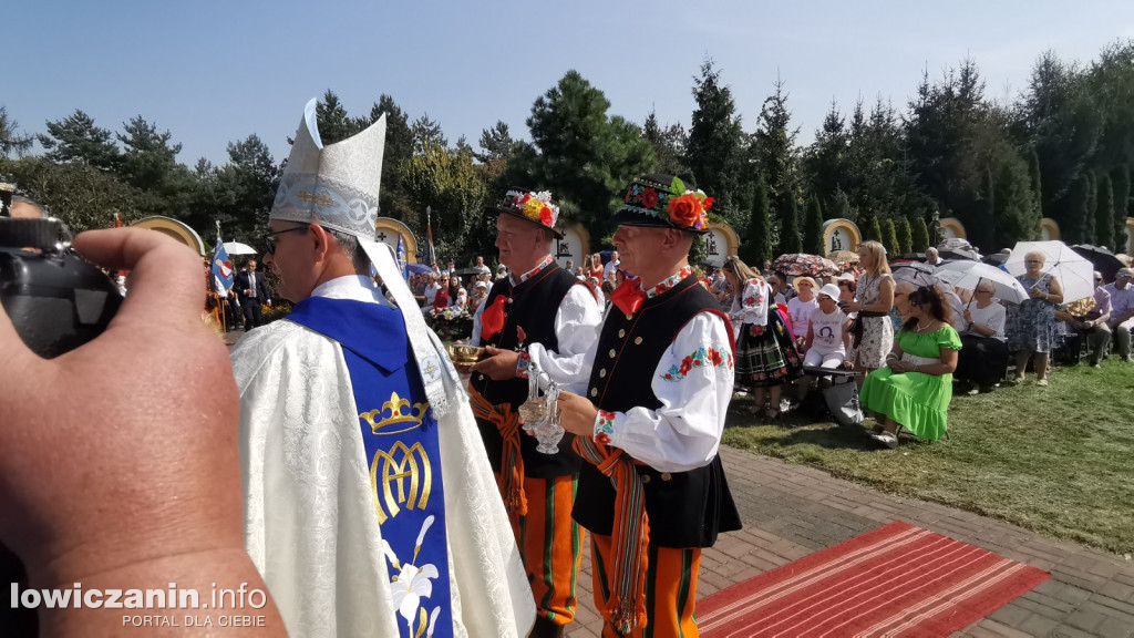 Uroczysta msza święta przy Sanktuarium w Domaniewicach.