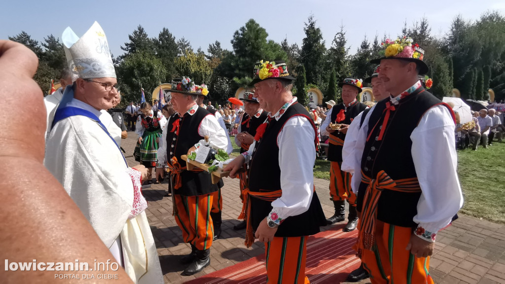 Uroczysta msza święta przy Sanktuarium w Domaniewicach.