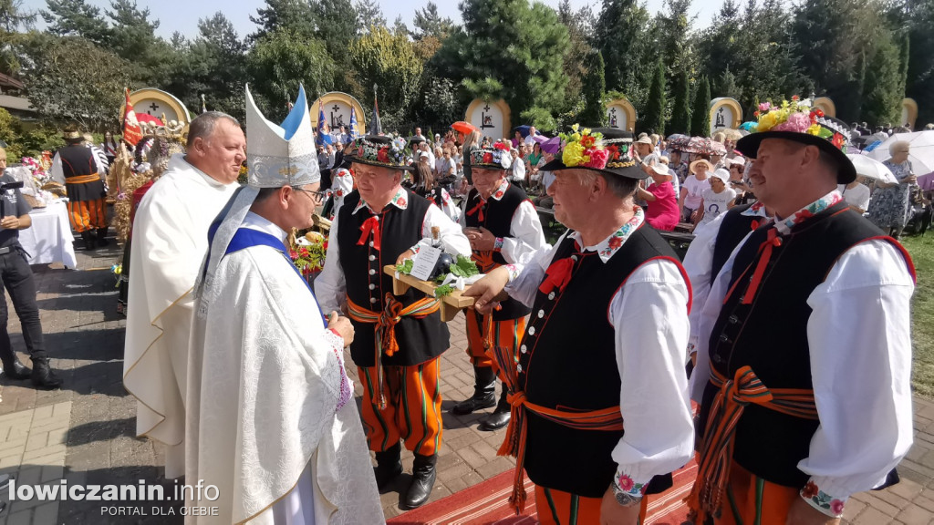 Uroczysta msza święta przy Sanktuarium w Domaniewicach.
