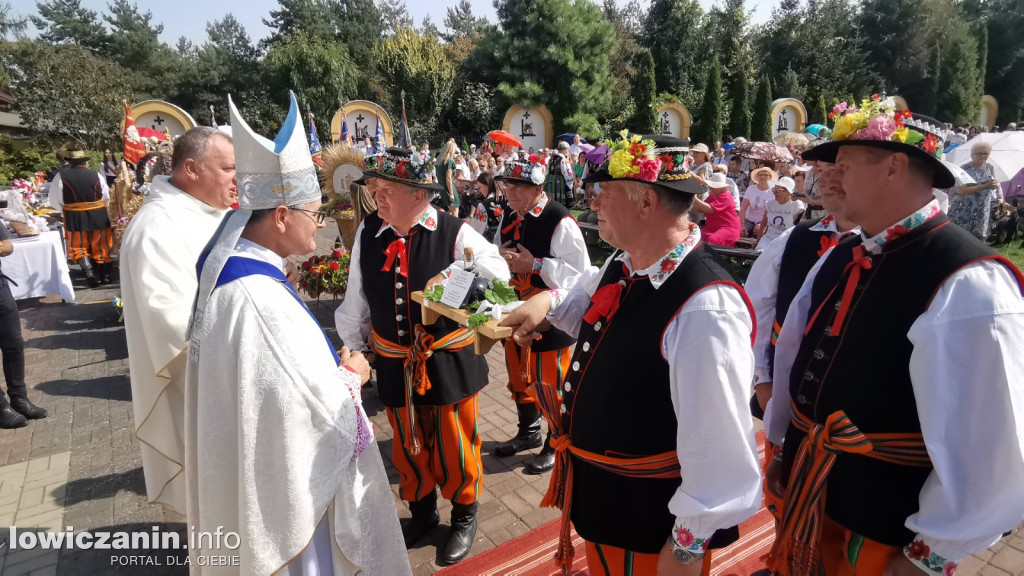 Uroczysta msza święta przy Sanktuarium w Domaniewicach.
