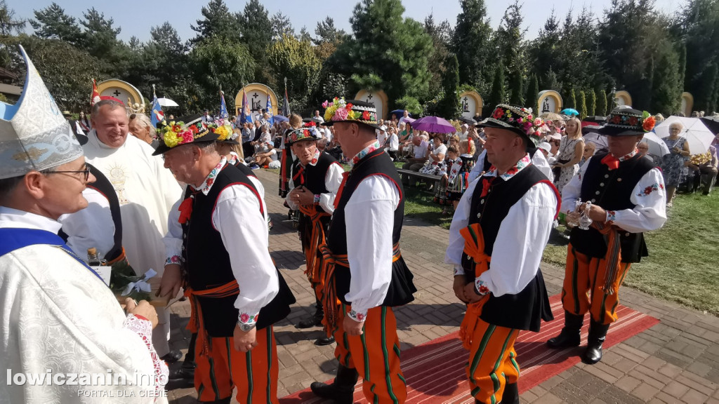 Uroczysta msza święta przy Sanktuarium w Domaniewicach.