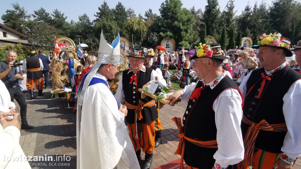 Uroczysta msza święta przy Sanktuarium w Domaniewicach.