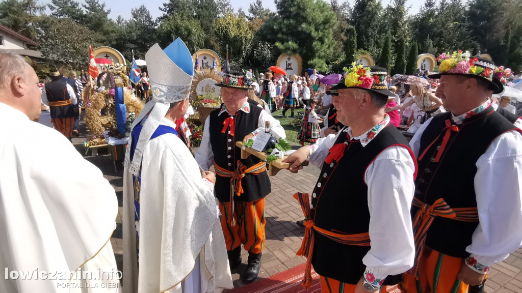 Uroczysta msza święta przy Sanktuarium w Domaniewicach.