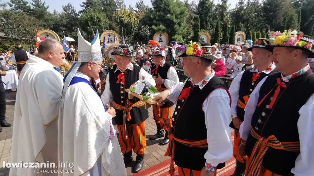 Uroczysta msza święta przy Sanktuarium w Domaniewicach.